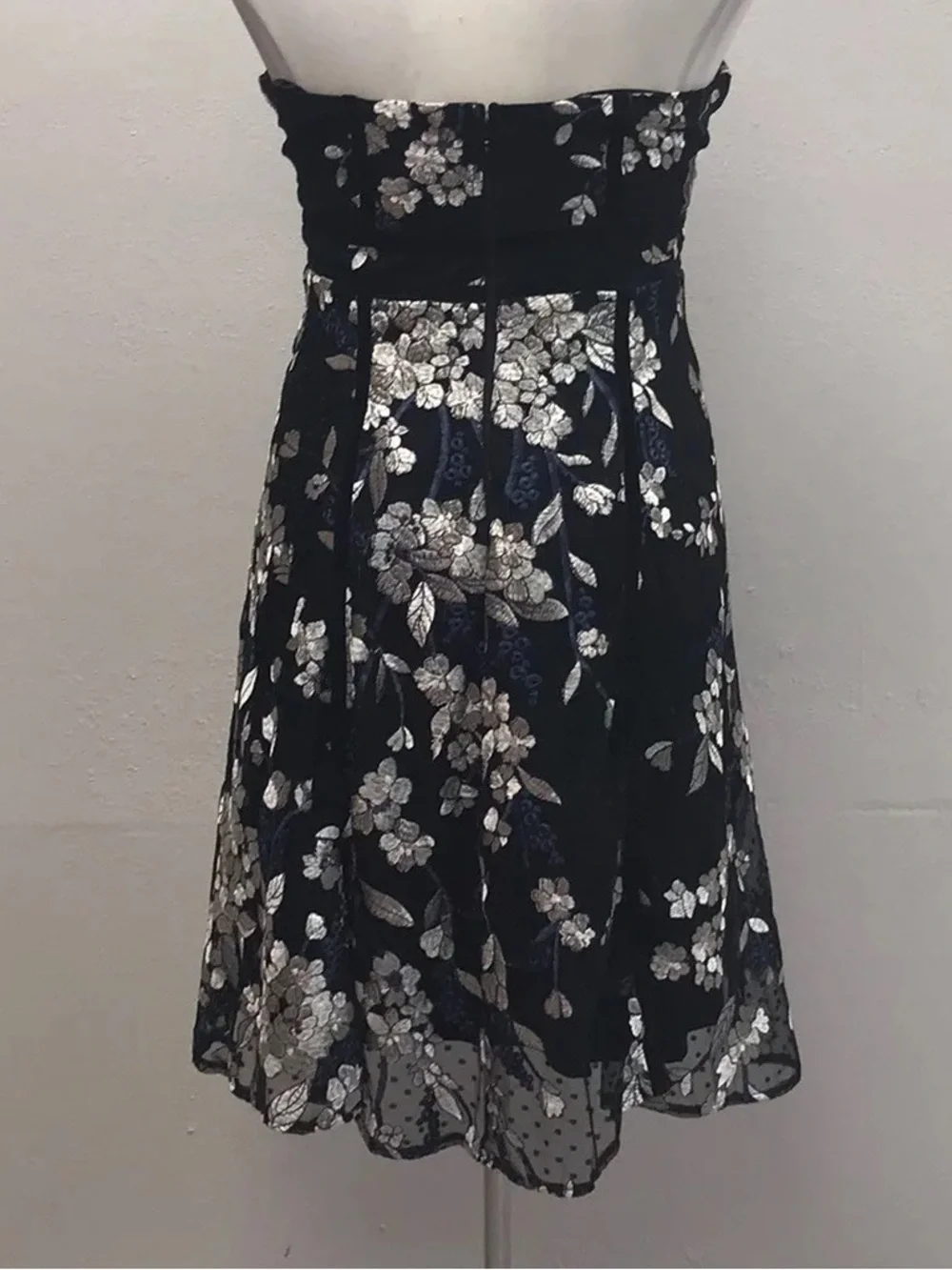 Lulus stunning embroidered